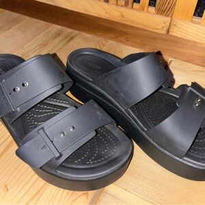 CROCS Brooklyn Buckle Sandals -  W7 - Black - like new!!